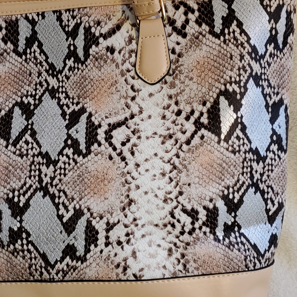 NWT Faux Snakeskin Tote . LG Handbag - Picture 2 of 16